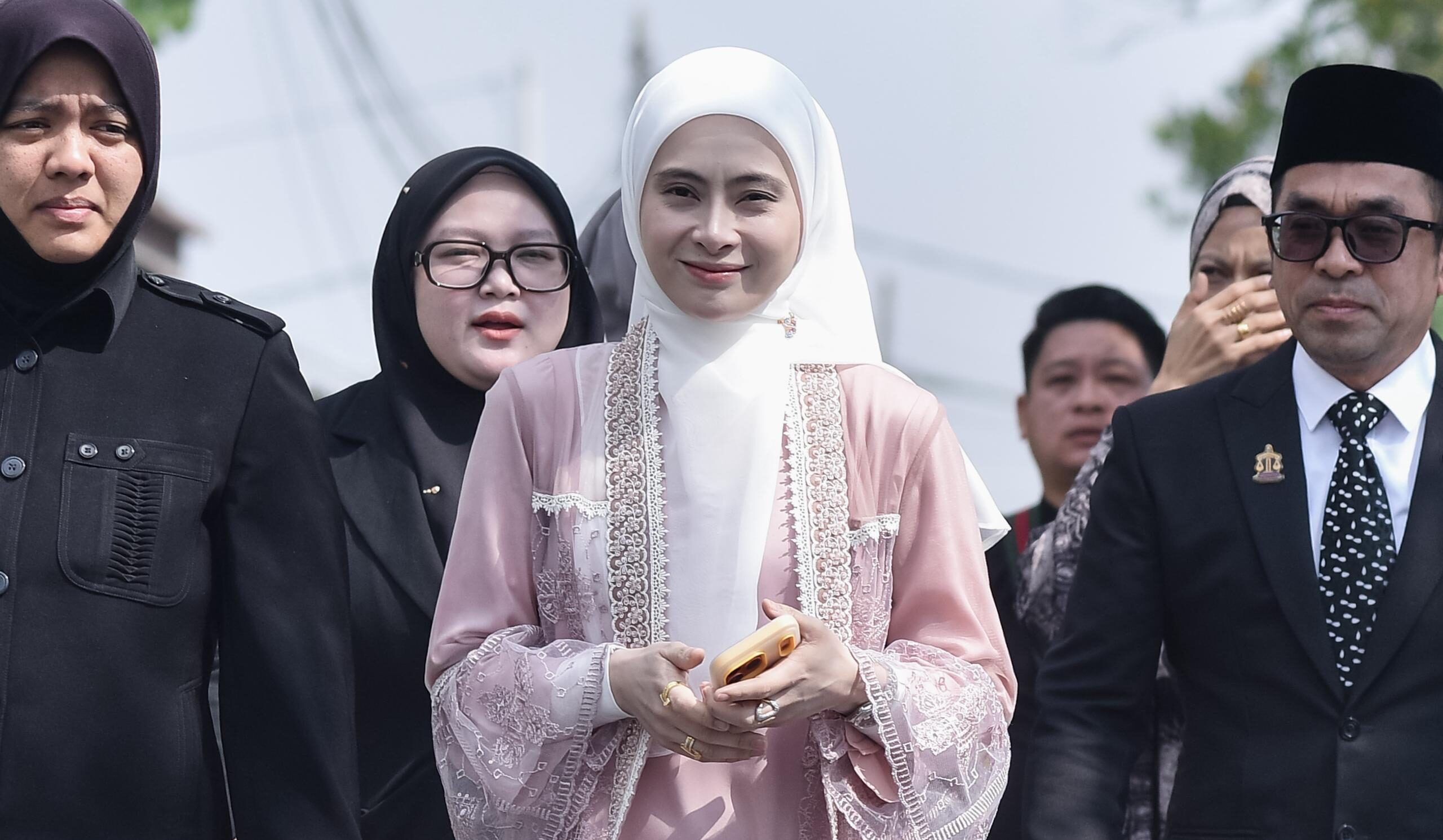 “Saya macam mana nak kahwin? Dia (Datuk Red) senang dah kahwin, kita nak kahwin susah”