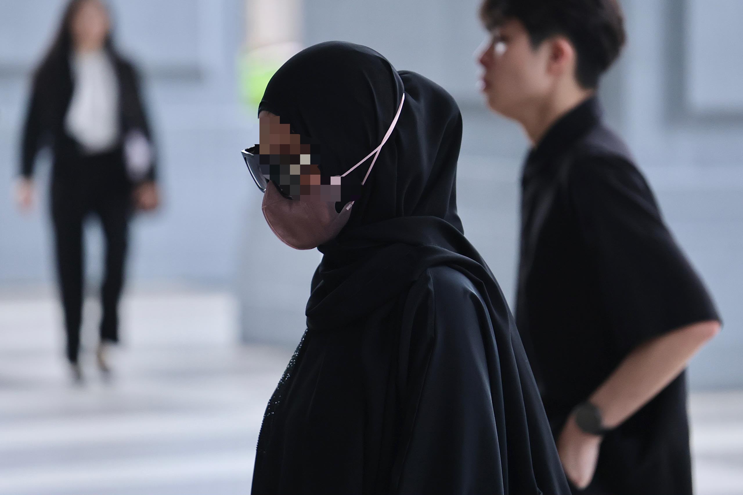 Pelakon drama kepolisan tiba di mahkamah, diiringi 3 pengawal peribadi